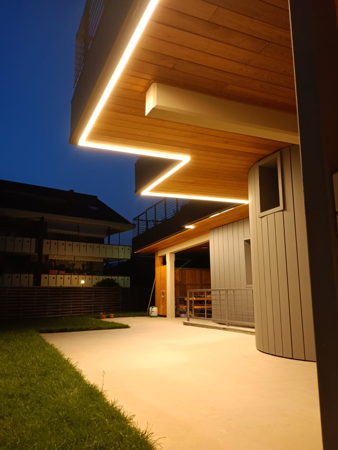 Illuminazione lineare integrata in un'architettura esterna