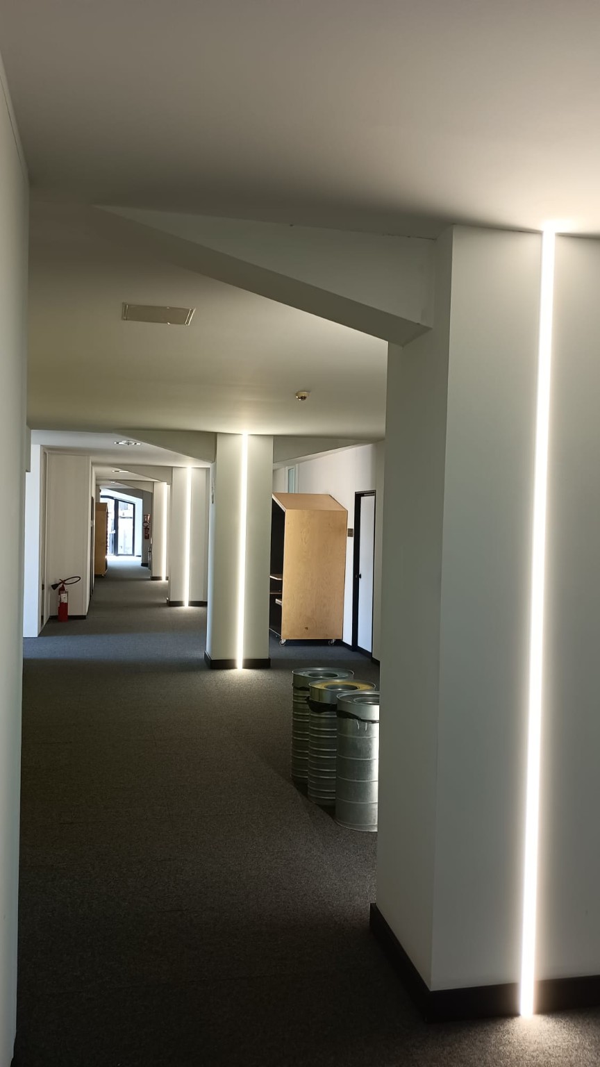 Illuminazione LED lineare in uno spazio interno