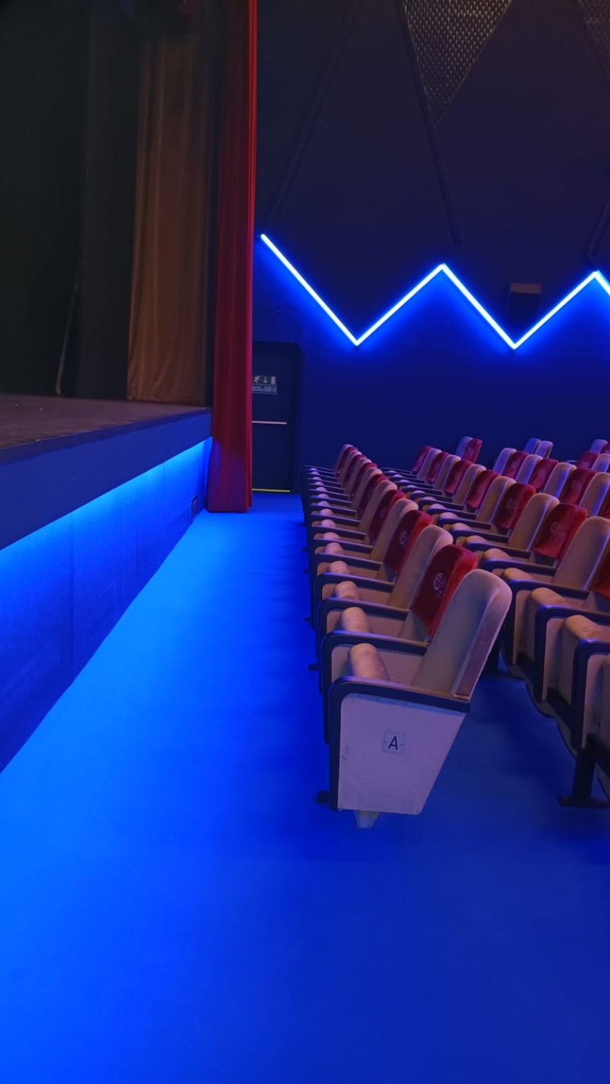 Illuminazione LED blu in una sala teatrale